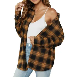 Dettaglio della camicia a scacchi da donna in stile boyfriend, marrone e nera