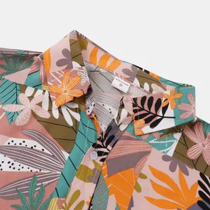 Detailaufnahme eines farbenfrohen tropischen Herren-Hawaiihemdkragens im Strandstil