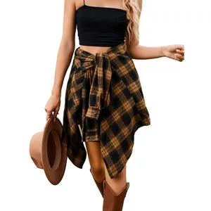 Camicia a quadri marrone stile boyfriend legata in vita come una gonna con stivali alti