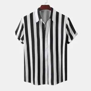 Dettaglio di camicia a maniche corte da uomo con righe verticali bianche e nere