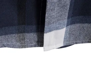 Primo piano della trama del tessuto a quadri blu e bianco e delle cuciture di una camicia
