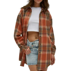 Vista dettagliata della camicia oversize a quadri da donna in stile boyfriend arancio