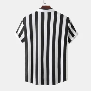 Vista posteriore di una camicia da spiaggia a maniche corte da uomo a righe verticali