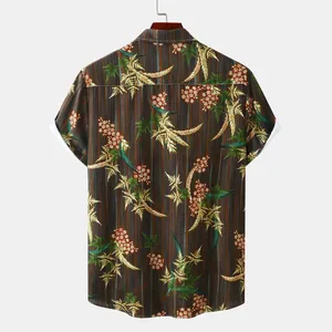 Vue arrière détaillée d'une chemise hawaïenne pour homme avec imprimé fougère et fleurs