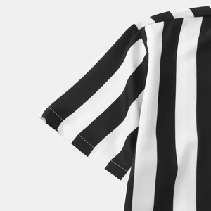 Dettaglio della manica di una camicia classica a righe verticali bianche e nere