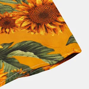Dettaglio macro della stampa girasole su camicia da uomo a maniche corte