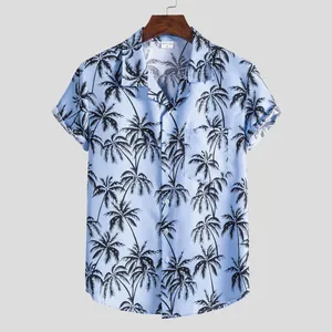 Detalle de camisa casual de hombre azul claro con manga corta y estampado de palmeras.