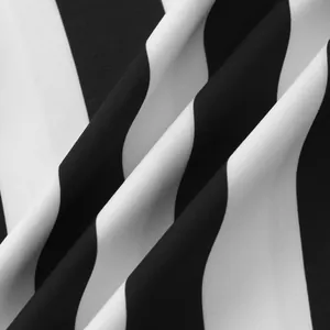 Primo piano della trama del tessuto a righe verticali bianche e nere di una camicia da uomo