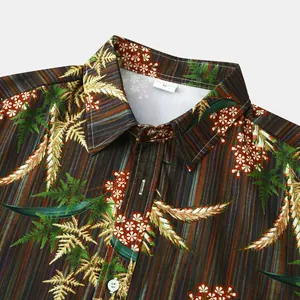 Gros plan d'une chemise pour homme à manches courtes avec imprimé floral hawaïen