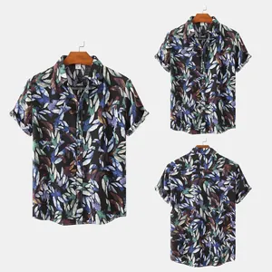 Vista dettagliata fronte e retro di una camicia da uomo con stampa floreale tropicale
