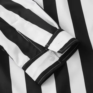 Λεπτομερής προβολή της μανσέτας ενός ανδρικού ασπρόμαυρου ριγέ μακρυμάνικου πουκάμισου