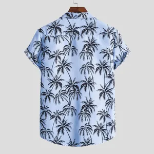 Vista trasera de camisa casual azul claro para hombre con estampado de palmeras negras