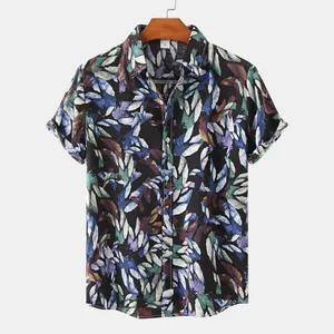 Vista frontale dettagliata di una camicia a maniche corte a fiori da uomo su gruccia