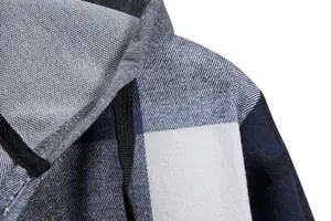 Macro di una camicia a quadri blu con cappuccio che mostra la trama e i dettagli dei lacci