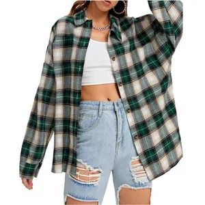 Elegante camicia da donna oversize a quadri stile boyfriend con motivi verdi e beige.