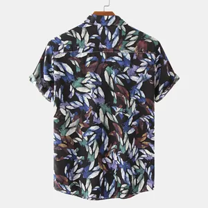 Vista posteriore di camicia a maniche corte da uomo con stampa floreale tropicale