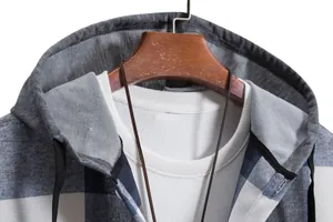 Primo piano dettagliato della camicia a quadri da uomo con cappuccio e t-shirt bianca
