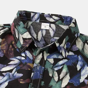 Dettaglio del colletto di una camicia a fiori da uomo con motivo tropicale viola
