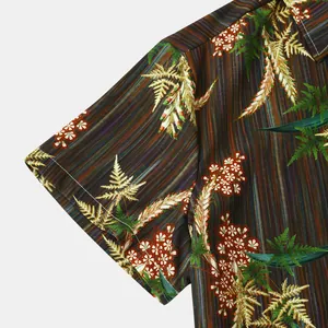 Gros plan détaillé d'une chemise hawaïenne pour homme avec imprimé feuilles et rayures