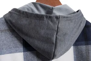 Vista ravvicinata del cappuccio grigio e del motivo a quadri blu e bianchi su camicia da uomo.