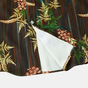 Vue détaillée de la texture du tissu et de l'imprimé fougère de cette chemise hawaïenne