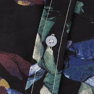 Primo piano di camicia a maniche corte floreale da uomo con bottoni e cuciture a contrasto.