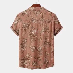 Rückansicht eines Vintage-Hawaiihemds für Herren mit Blumenmuster in Rostbraun.