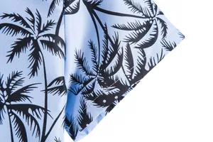 Primer plano de la manga de una camisa tropical azul claro para hombre con palmeras