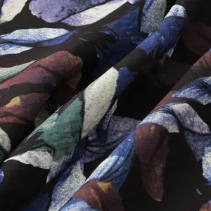 Dettaglio macro di tessuto con stampa floreale scura per camicia estiva da uomo
