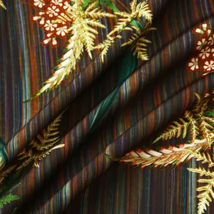 Gros plan du tissu de chemise hawaïenne montrant la texture soyeuse et les motifs.