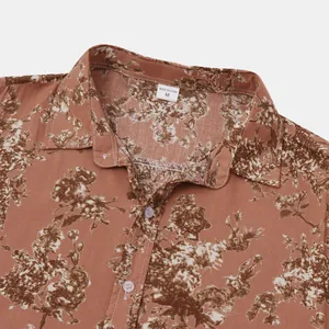 Nahaufnahme eines Herren-Hawaiihemds mit Blumenmuster, Kragen und Muster