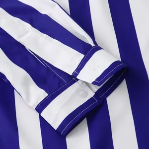 Λεπτομέρεια μανσέτας και κουμπιού σε ανδρικό πουκάμισο με μπλε και λευκές ρίγες