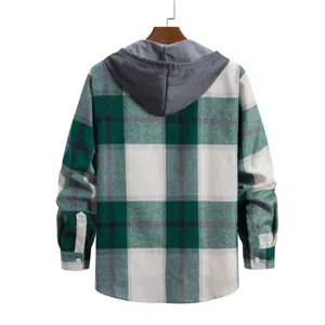 Vista posteriore dettagliata di una camicia a scacchi verde e bianca con cappuccio