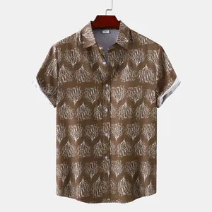 Détail d'une chemise hawaïenne marron à manches courtes pour hommes avec motif blanc