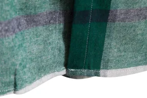 Dettaglio macro di alta qualità delle cuciture e della trama di una camicia scozzese verde
