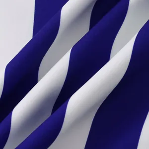Κοντινό πλάνο που δείχνει τη λεπτή υφή και τις μπλε και λευκές ρίγες του ανδρικού πουκάμισου