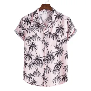 Camisa informal de hombre de manga corta rosa con un estampado de palmeras negras.