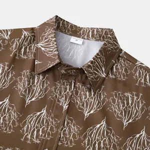 Vue détaillée du col d'une chemise à fleurs hawaïenne marron avec étiquette de taille M.