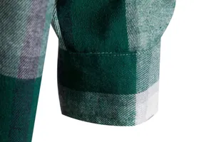 Dettaglio del polsino di una camicia a quadri verdi con cuciture bianche precise