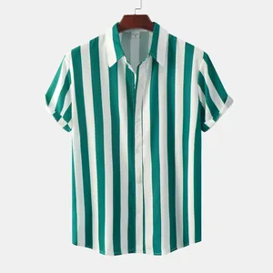 Vista frontale di una camicia a maniche corte a righe bianche e verdi da uomo, colletto.