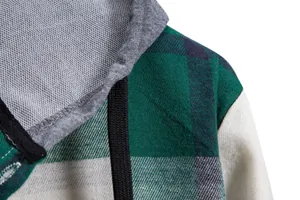 Dettaglio di una camicia con cappuccio a quadri con cuciture e trama del tessuto di qualità