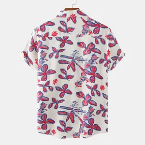 Vista posteriore di camicia bianca a maniche corte da uomo con motivi floreali