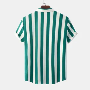 Vista posteriore dettagliata di una camicia a maniche corte a righe verticali verdi e bianche da uomo