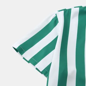 Dettaglio della manica corta a strisce verticali verdi e bianche per camicia Hawaiana