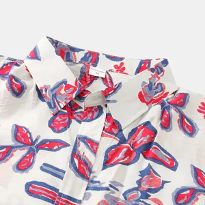 Dettaglio ravvicinato del colletto di una camicia estiva da uomo con stampa floreale