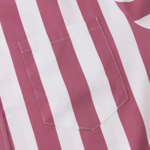 Λεπτομερής προβολή της τσέπης στο στήθος ενός ανδρικού ριγέ casual πουκαμίσου σε ροζ χρώμα