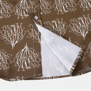 Détail d'une chemise hawaïenne marron montrant l'imprimé floral et les coutures soignées