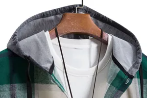 Dettaglio ravvicinato di una camicia con cappuccio a quadri verdi e bianchi da uomo