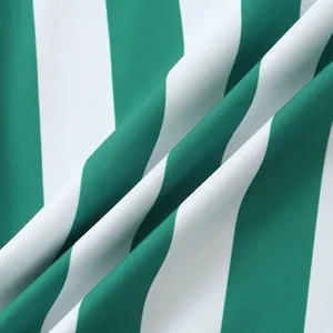 Primo piano del tessuto a righe verdi e bianche che mostra la trama fine e il drappeggio.
