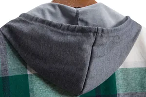 Dettaglio ravvicinato del cappuccio in tessuto grigio e del motivo a quadri verdi da uomo